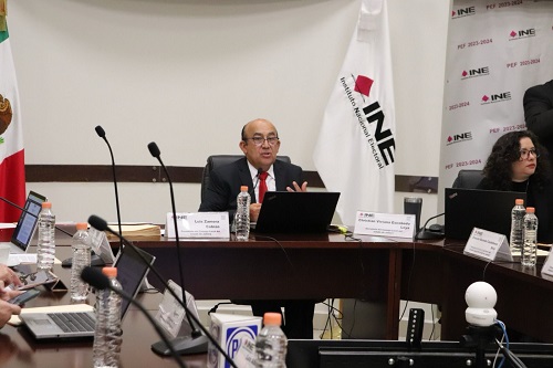 Consejero Presidente sentado detrás de mesa hablando con micrófono