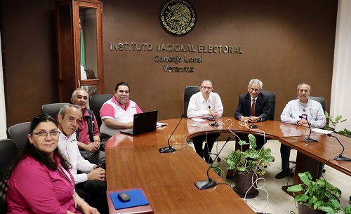 Vocal Ejecutivo del INE Veracruz en reunión en la sala del Consejo Local