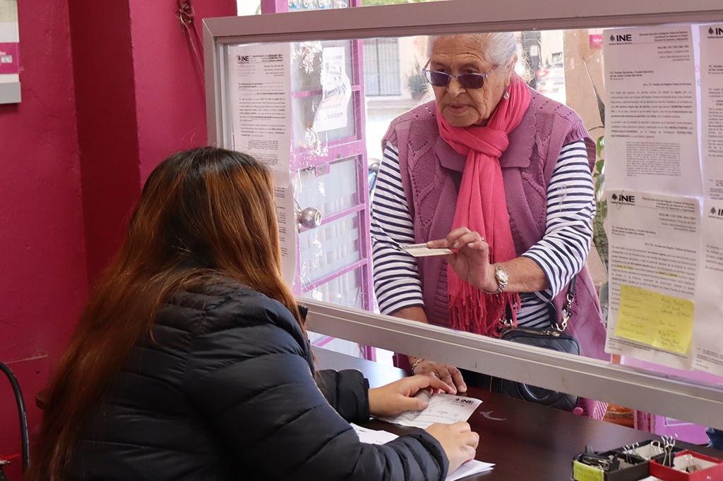 Adulta mayor realizando trámite de credencial para votar